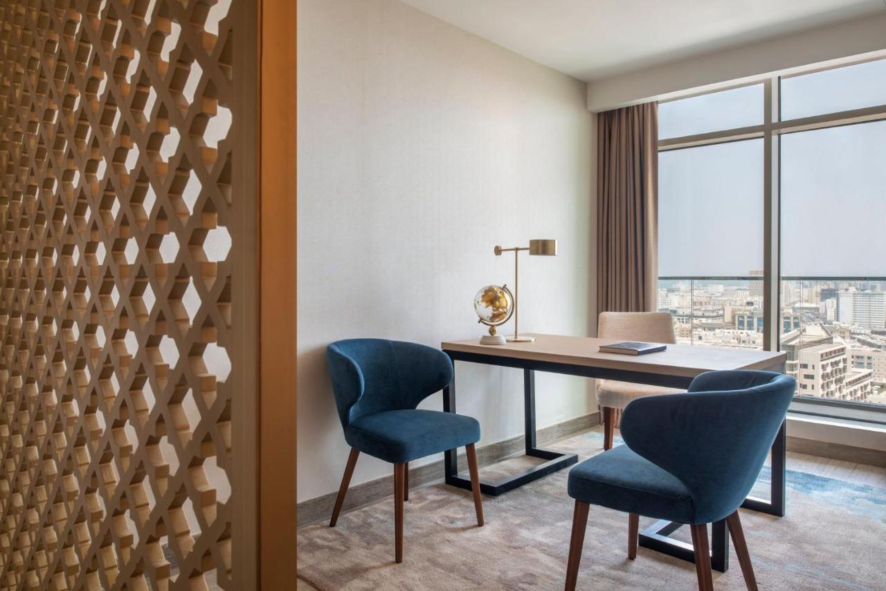 Abesq Doha Hotel And Residences, An Ihg Hotel Exterior foto A work desk in a hotel room