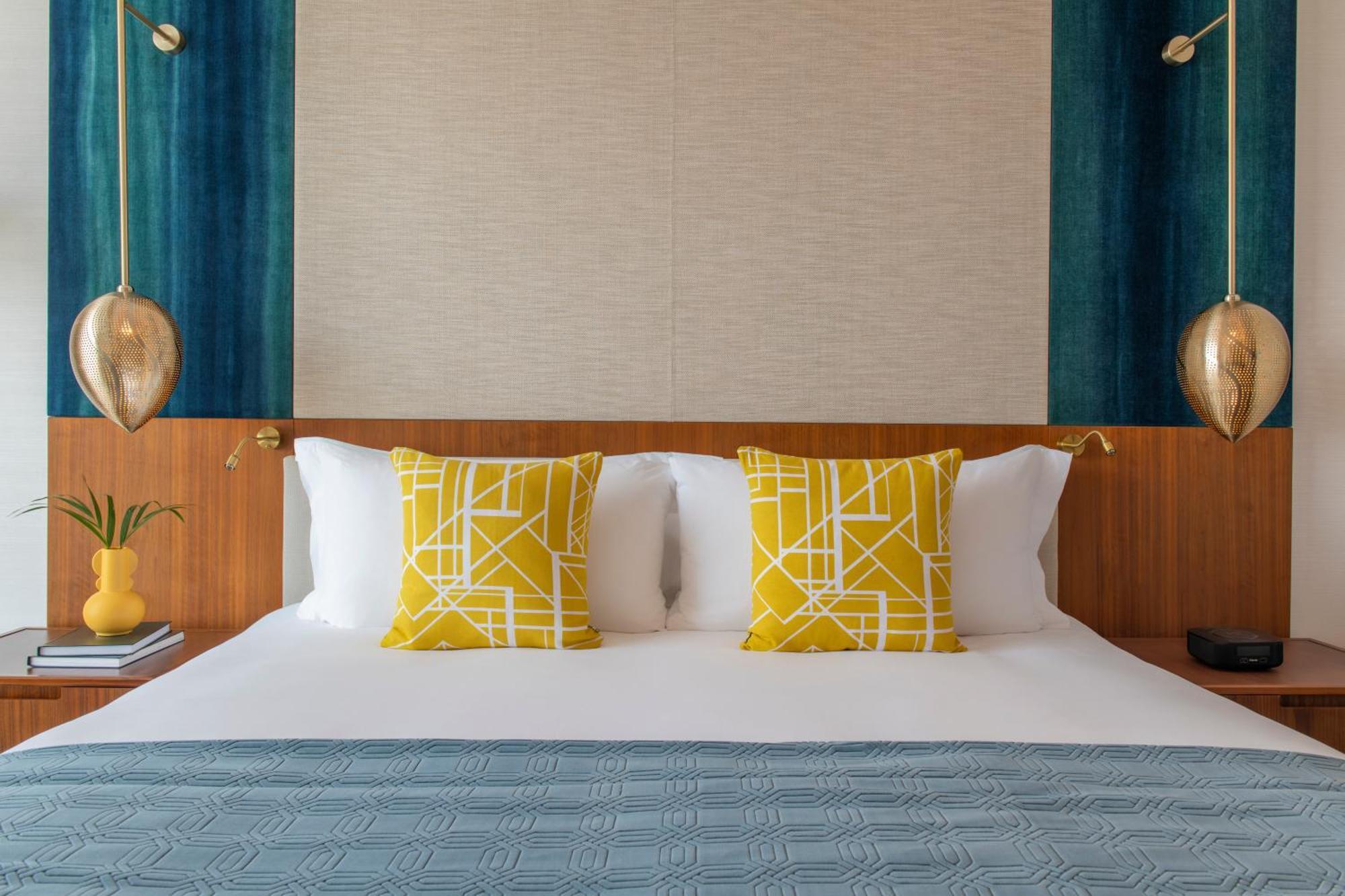 Abesq Doha Hotel And Residences, An Ihg Hotel Exterior foto A bed with cushions