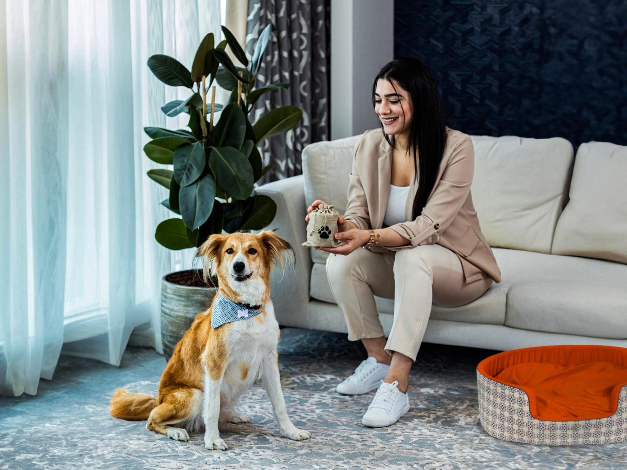 Abesq Doha Hotel And Residences, An Ihg Hotel Exterior foto A dog with its owner