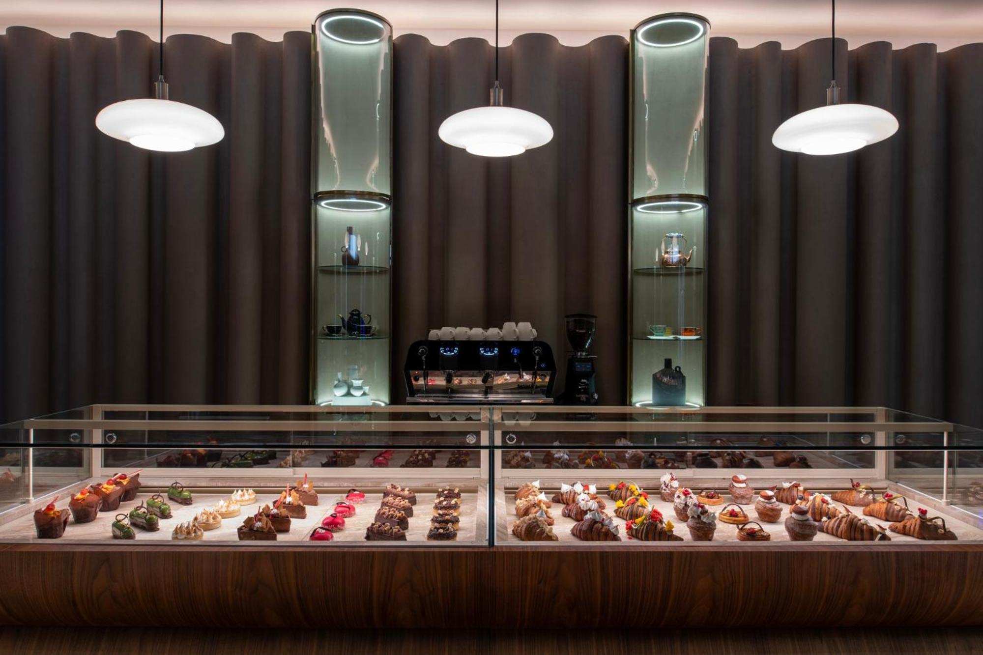 Abesq Doha Hotel And Residences, An Ihg Hotel Exterior foto The interior of the café